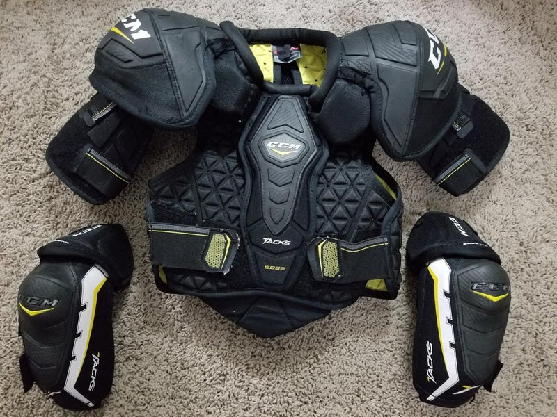 CCM Tacks 6052 Shoulder Pads Jr Large & matching 2052 pro elbow pads Jr Large