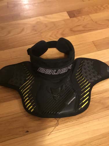 BAUER SUPREME GOALIE NECK PROTECTOR LIGHTLY USED