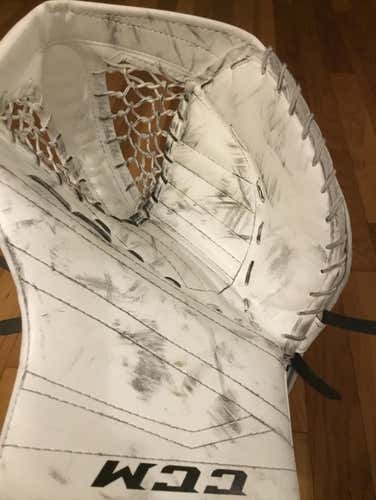 WELL BROCKEN IN CCM GOALIE GLOVE USED ONE SEASON