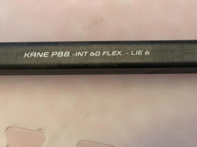 Bauer Nexus 8000 - Almost New. P88 Patrick Kane Righty Stick (flex 60). Not Cut