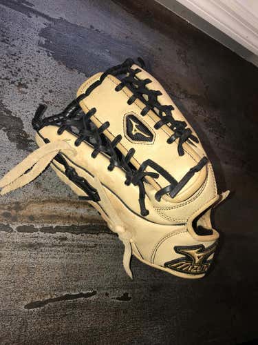 Mizuno Glove
