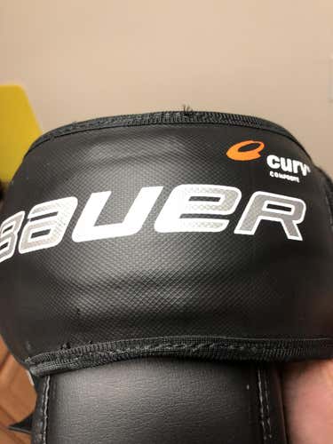 Bauer 1s knee guards