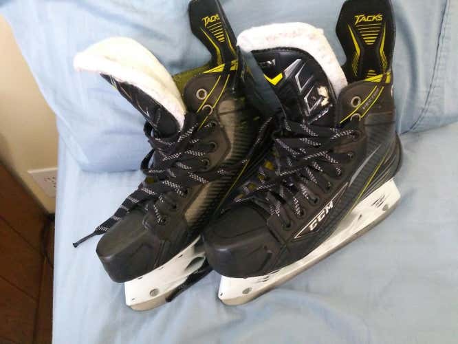 CCM Tacks Vector Plus Skates SENIOR Size 7.5 D