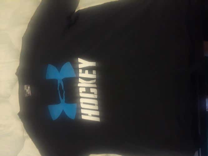 Blak under armour hockey t-shirt