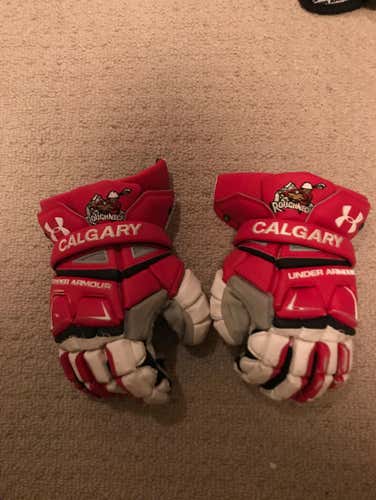 Calgary Roughnecks Used Under Armour Gloves