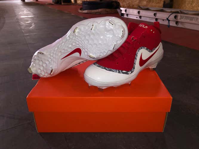 I MULTIPLE PAIRS OF THESE NIKE CLEATS