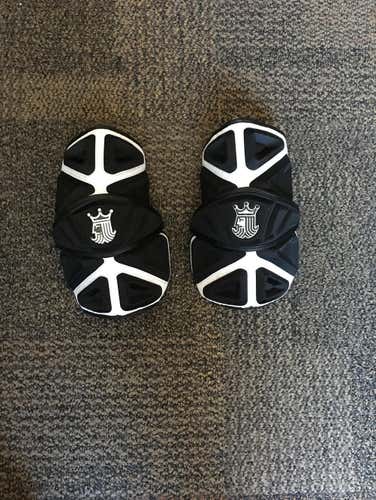 NEW (Without Tags) - Brine King 4 Arm Pads