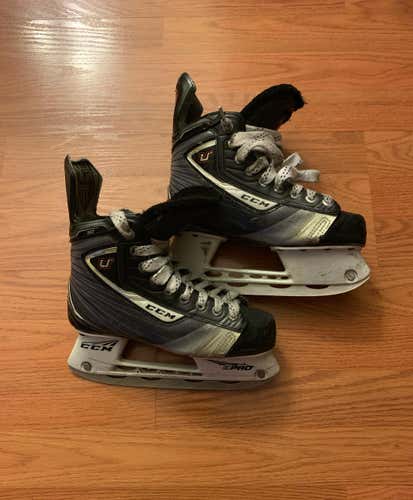 CCM U+ 12 Youth Hockey Skates Skate Size 2.5/ Shoe Size 4