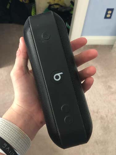 BEATS PILL LIGHTLY USED