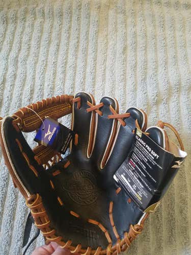New Mizuno Classic Pro Soft Glove