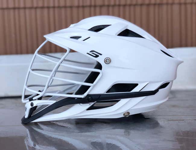 White Cascade S Helmet (EXCELLENT CONDITION)