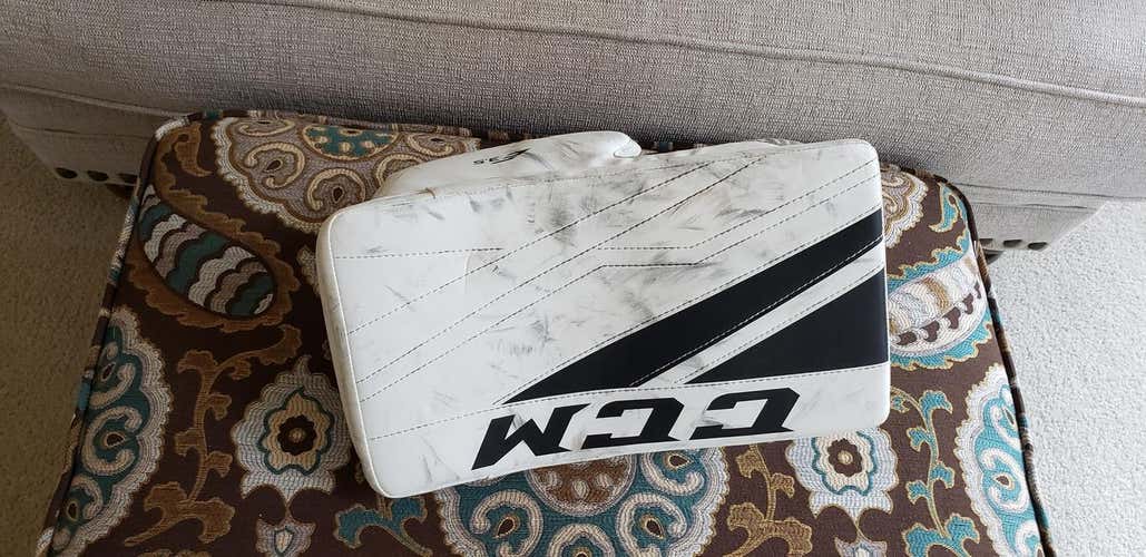 CCM Extreme Flex III E3.5 Goalie Blocker Regular Junior