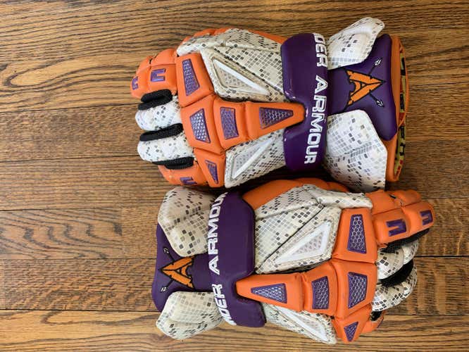 Under Armour Charge Gloves-SIX NATIONS ARROWS CUSTOMIZED PRICE REDUCED