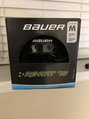New Bauer Re-Akt 75 Helmet size medium