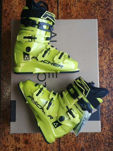 Fischer 2015/16 RC4 70 Junior Ski Boots : Size 23.5 : 273mm Boot Sole Length : Adult Lug