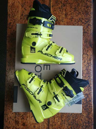 Fischer 2015/16 RC4 70 Junior Ski Boots : Size 25.5 : 293mm Boot Sole Length : Adult Lug