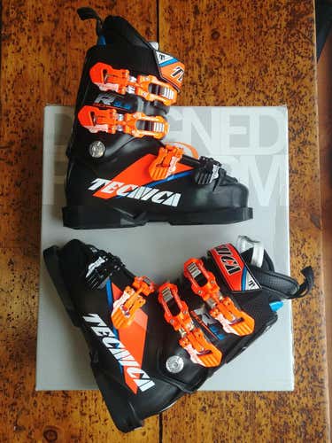 Tecnica R 9.5 90 Junior Ski Boots: Size 23.5: 280mm Boot Sole Length: Adult Lug