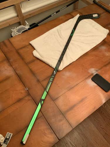 New Bauer Vapor ADV Stick Righty Toe Intermediate