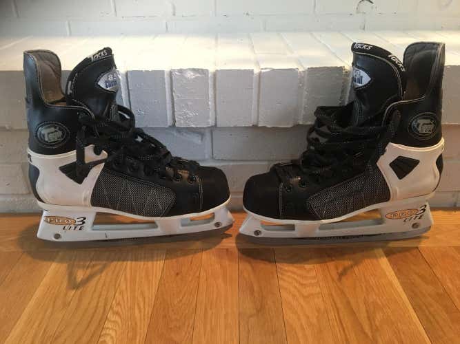 CCM 852 Tacks - 9.5 D used, great condition