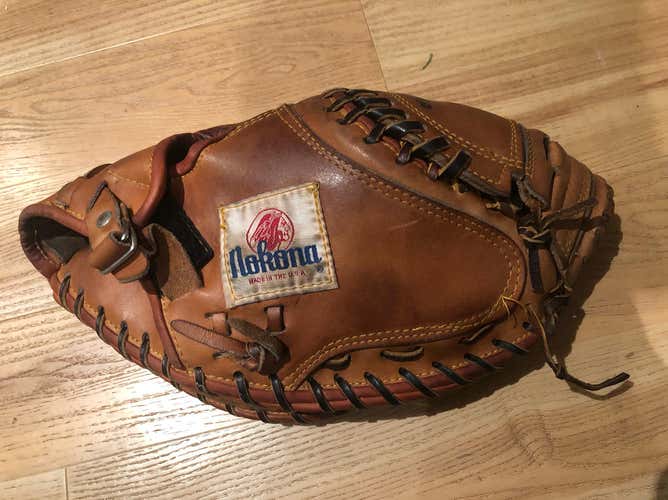 Nokona CM275 32.t Catchers Glove