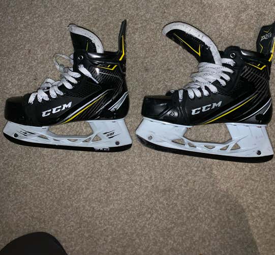 Super Tacks AS1 Skates, Size 8, 1.5 Months Used, Skate Guards Included, PRICE NEGOTIABLE