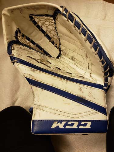 CCM intermediate catch glove