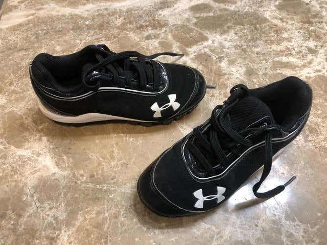 Under Armour Boys Baseball Cleats - Size 12