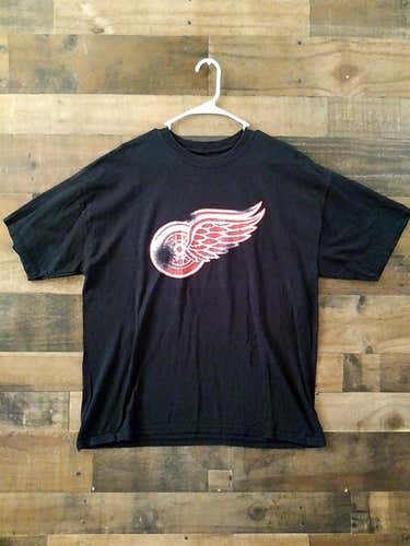 NHL Hockey DETROIT RED WINGS Black Red Distressed Design Logo Team Shirt