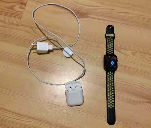 Apple Watch Series 3 42mm & AirPods