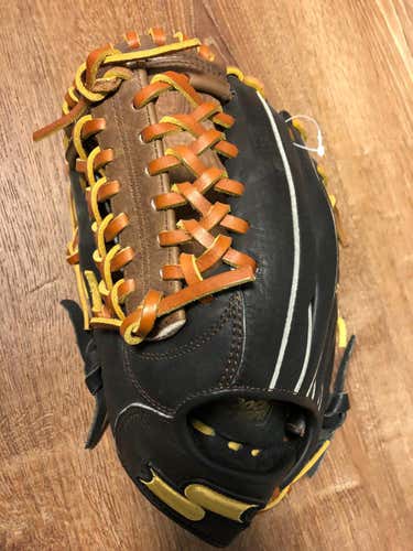 New SSK Highlight Pro Glove - Dimple Trapeze Web