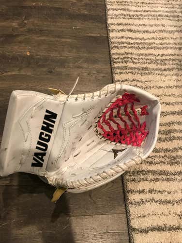Vaughn V6 1000i Goalie Glove Intermediate With Pink Lace