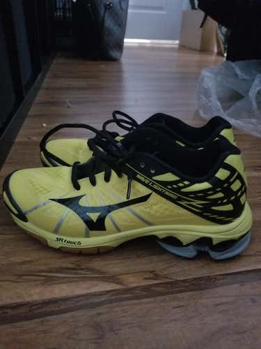 Womens mizuno wave lightning volleyball shoes