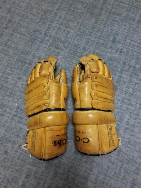 Vintage CCM Genuine Leather Gloves Senior from the 60's