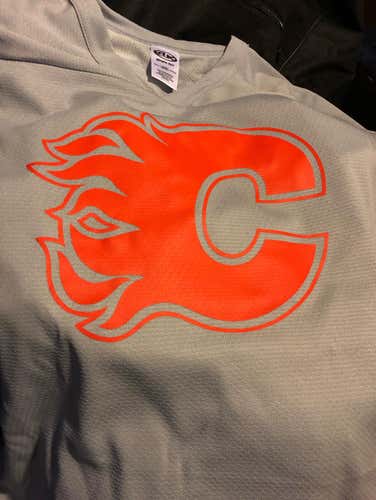 Hockey Jersey Team Set - Gray With Red “Calgary” Logo And Red Numbers