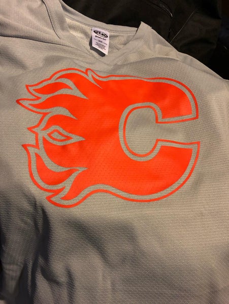 Hockey Jersey Team Set - Gray With Red “Calgary” Logo And Red Numbers