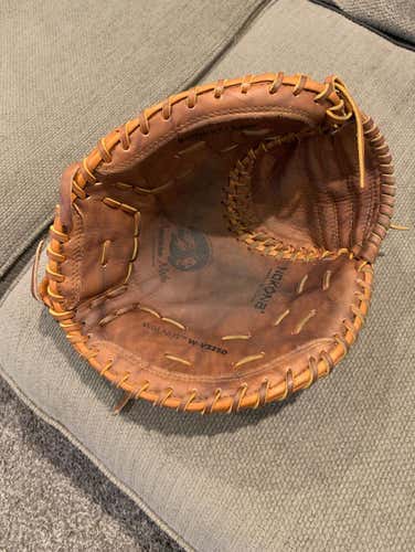 32.5 Nokona Walnut Fast pitch Catchers Mitt W-V3250