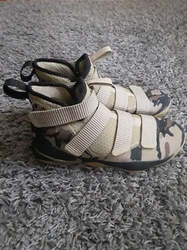 Nike Lebron Soldiers Shoes