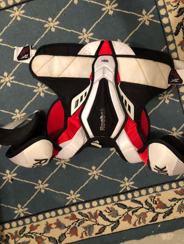 Like new. Reebok 16k men’s medium shoulder pads.