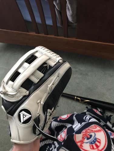 Akadema Outfield Glove