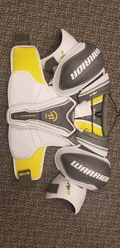 New Warrior Dynasty AX2 Shoulder Pads Senior L