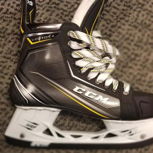 New CCM Tacks Vector Plus Skates Senior Size 8