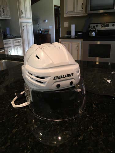Bauer re-akt Bucket With Visor