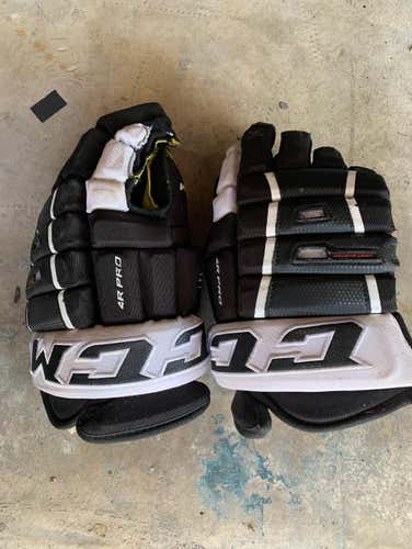 CCM 4 Roll Pro Black/White Size 15