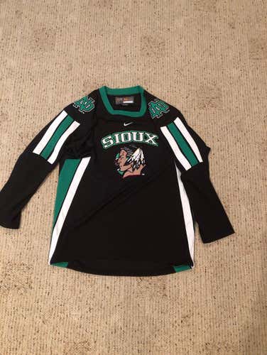 Nike Vintage University of North Dakota Fighting Sioux Jersey Youth Medium