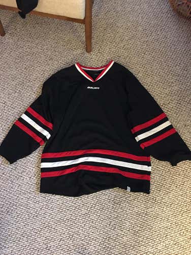 Mint Condition Bauer 900 Uncrested Chicago Blackhawks Jersey Large