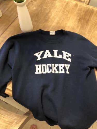 Yale hockey sweater/crew neck Medium