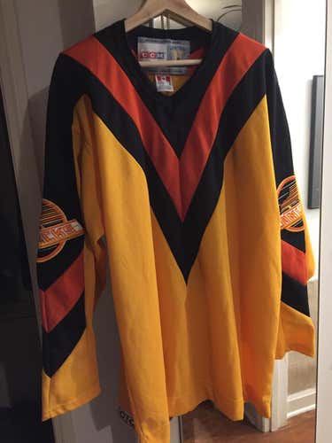 New CCM Vintage Hockey Vancouver Canucks Jersey XL