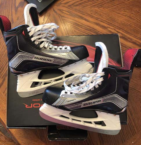 New Bauer Vapor 1X  Size 7.5