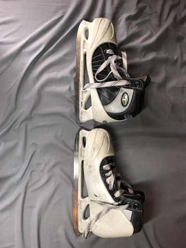 CCM Super Tacks 652 Junior Goal Skates Size 3 D/A (Regular Width)