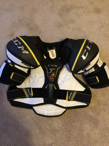 CCM Super Tacks Shoulder Pads Senior Medium
